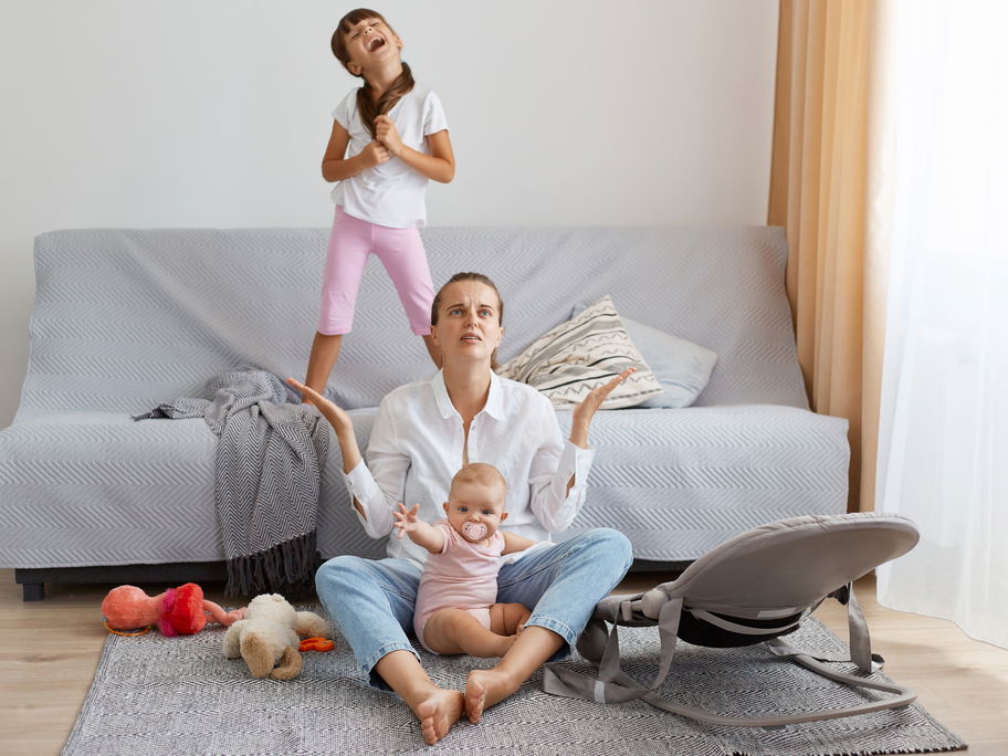 Verzweifelte Mama mit zwei Kindern