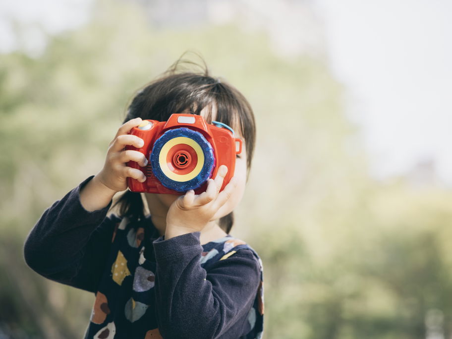 Mädchen macht Foto mit Kinderkamera
