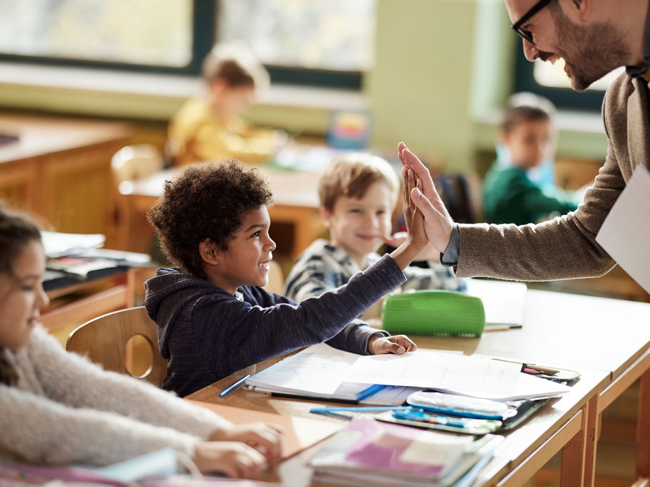 Lehrer schlägt mit einem Schüler ein