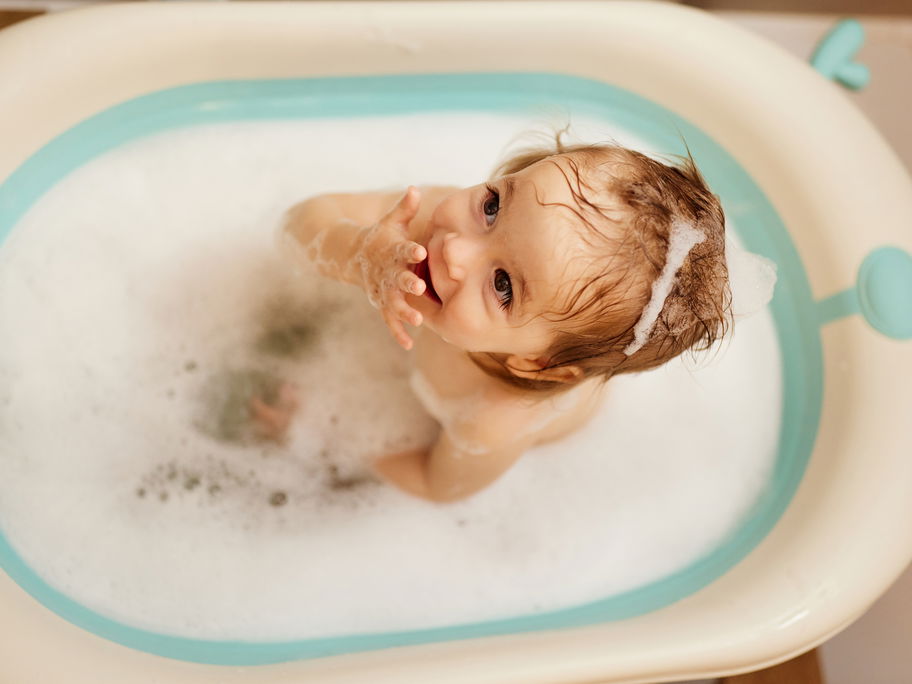Baby badet in Babywanne