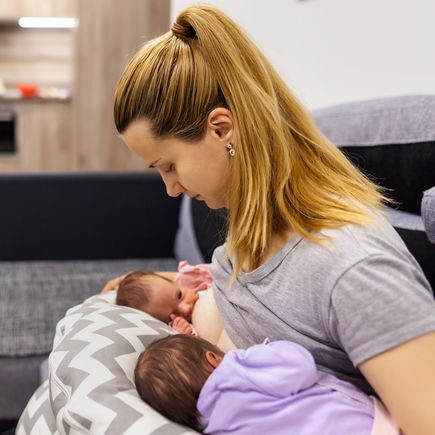 Babyglück im Doppelpack: So findest du das richtige Stillkissen für Zwillinge
