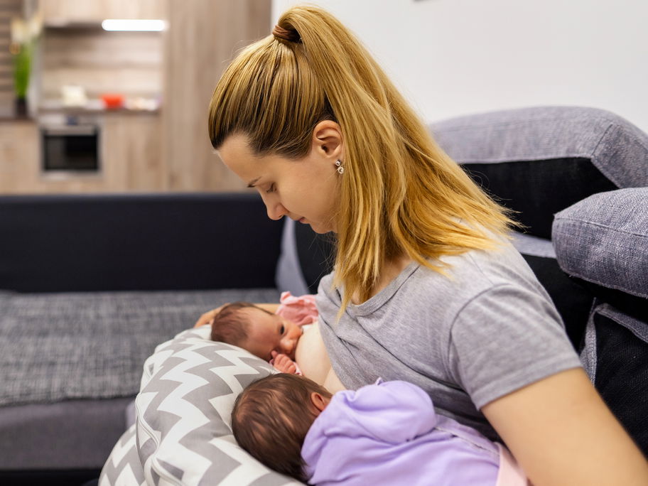 Mama stillt ihre Zwillinge auf Stillkissen