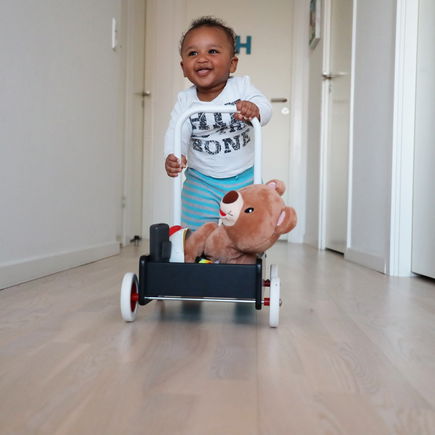 Mit diesem Spielzeug unterstützt ihr euer Baby beim Laufen lernen