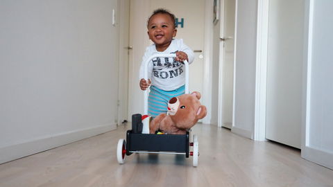 Mit diesem Spielzeug unterstützt ihr euer Baby beim Laufen lernen