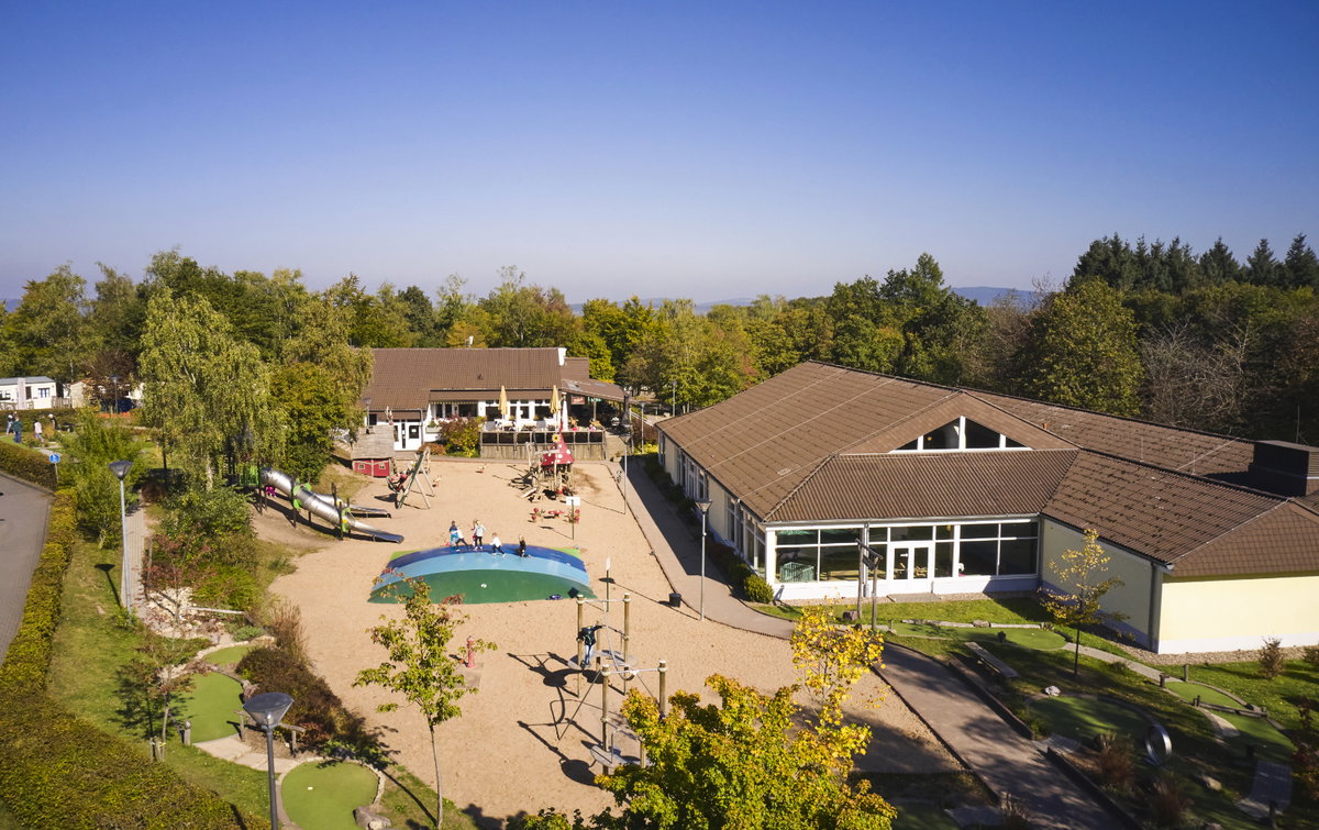 Schwimmhalle, Restaurant und Spielplatz im Landal Ferienpark Warsberg