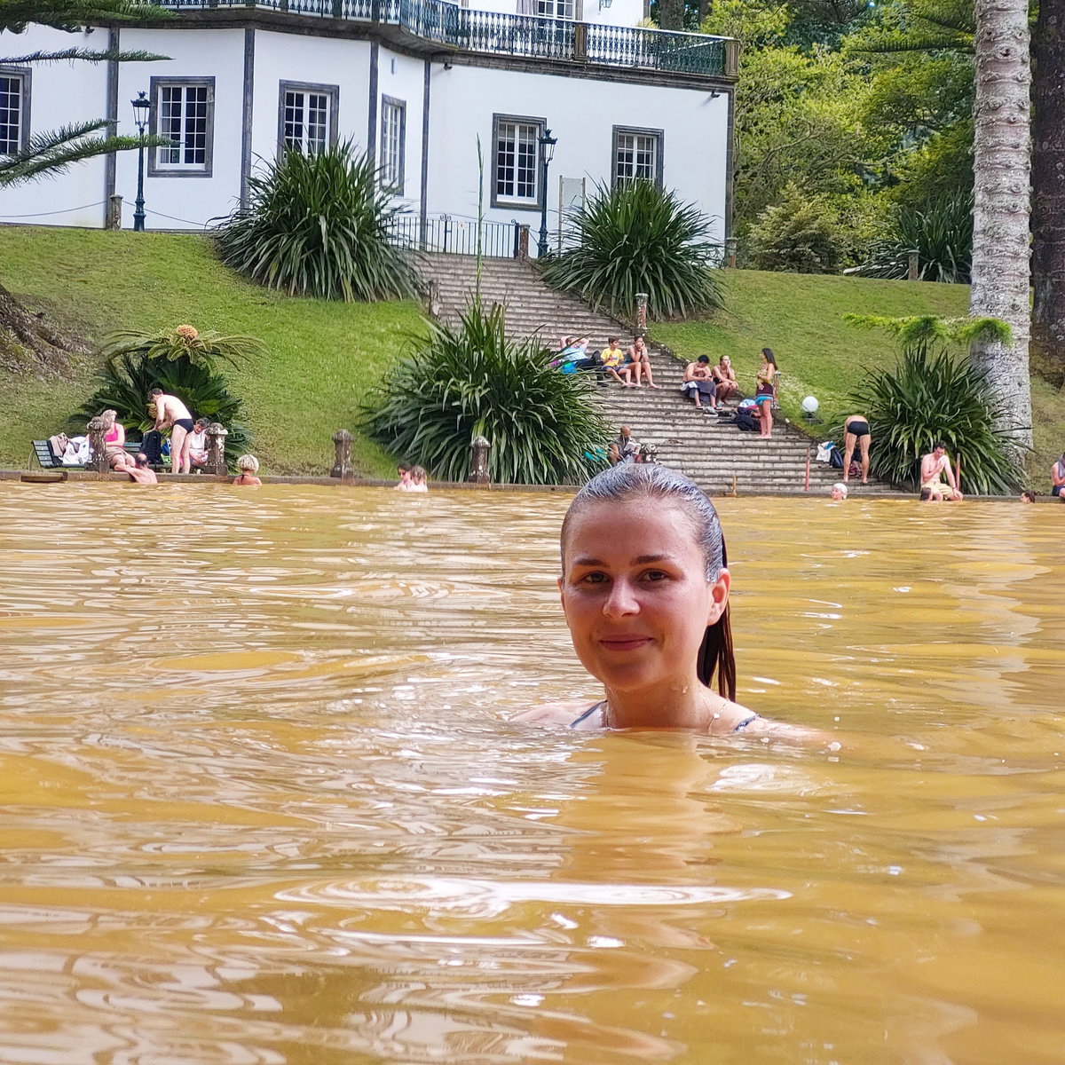 Baden in heißen Thermalquellen im Terra Nostra Park auf Sao Miguel