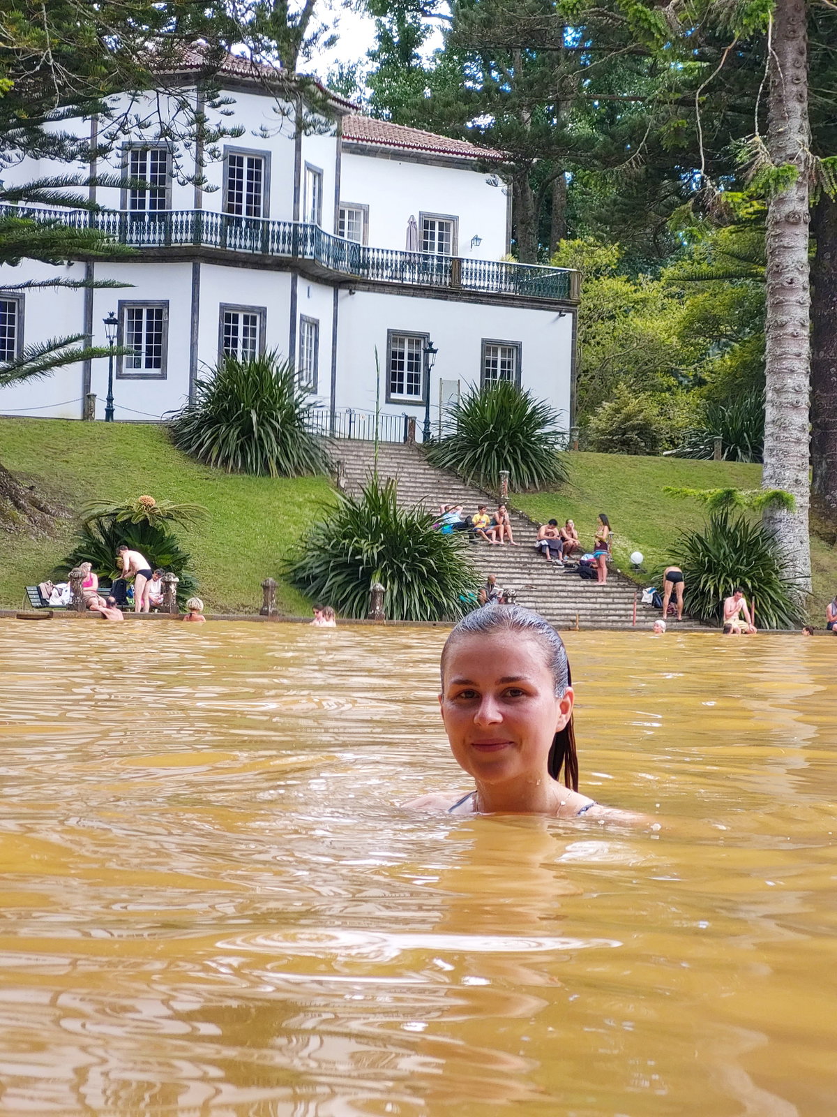 Baden in heißen Thermalquellen im Terra Nostra Park auf Sao Miguel