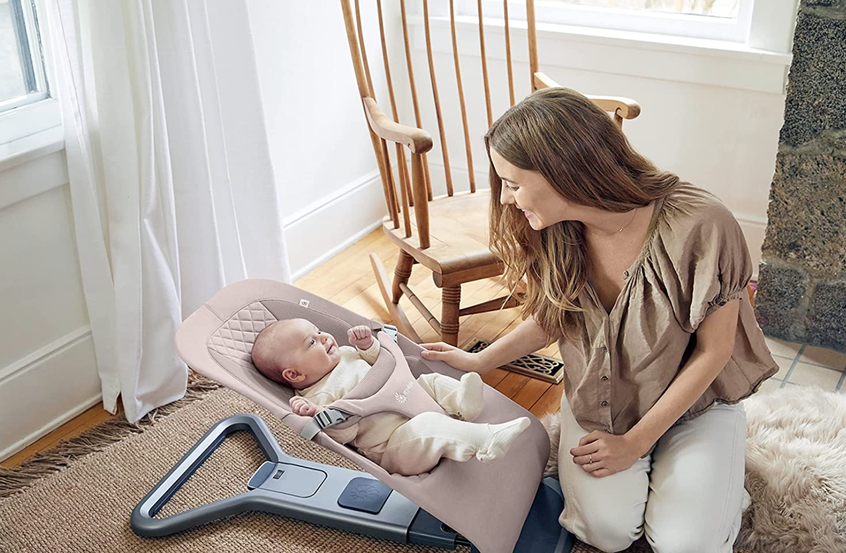 Mama und Baby haben gute Zeit mit Babywippe