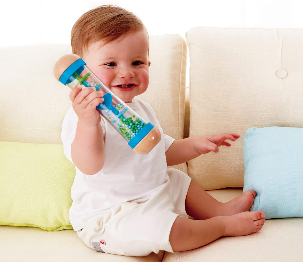 Baby spielt mit Rassel