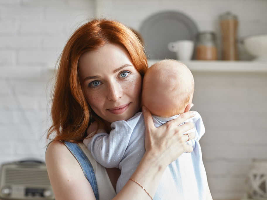 Mutter hält ihr Baby.