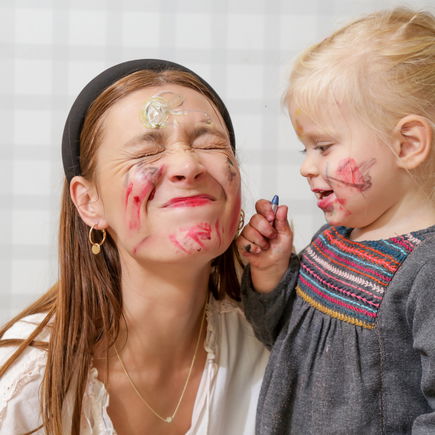 Kinder wissen, was sie mit Mamas Körper alles machen können ...