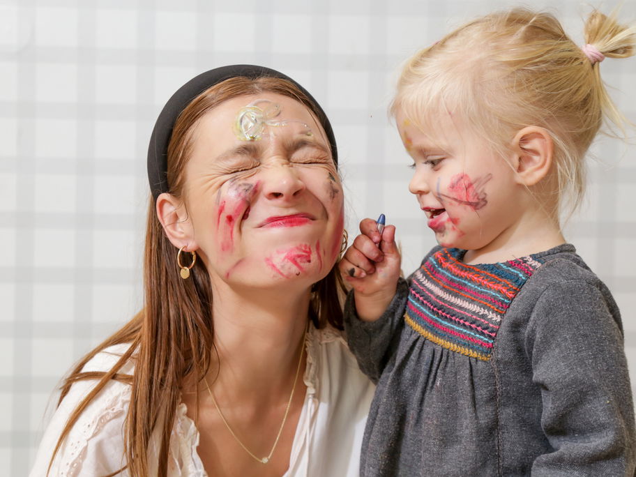 Mama und Tochter spielen mit Gesichtsfarbe.