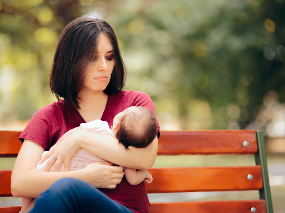 Mutter hält ihr Baby im Arm.