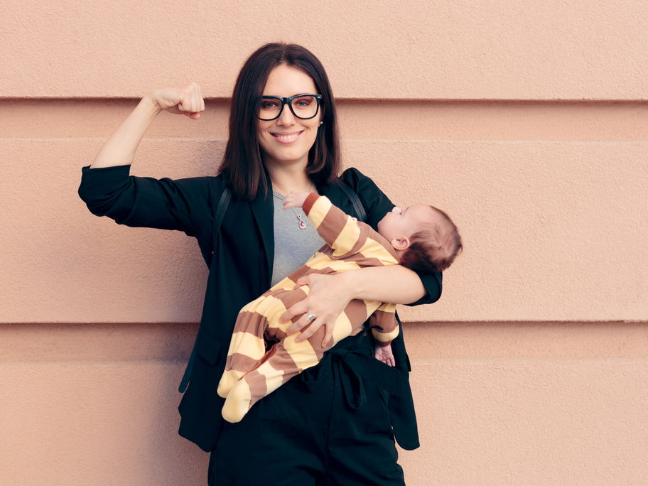 Starke Mutter mit Baby im Arm.