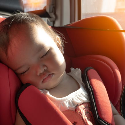Brauchen Kinder auch im Auto Sonnencreme? Eine Hautärztin klärt auf