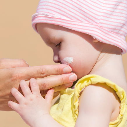 Lästige Sonnencreme-Flecken aus Kinderklamotten entfernen? So klappt es wirklich!