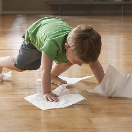 Kinder im Haushalt einbinden: Mit diesem Trick klappt es wirklich!