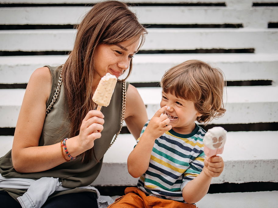 Eine Mama und ihr Sohn essen gemeinsam Eis