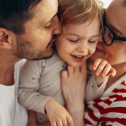 So besonders erziehen Krebs-Sternzeichen-Eltern ihre Kinder