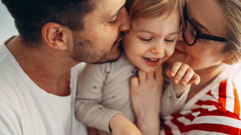 So besonders erziehen Krebs-Sternzeichen-Eltern ihre Kinder