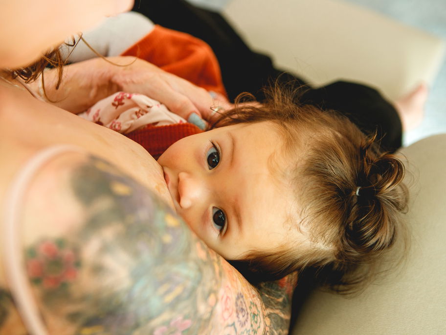 Frau stillt ihr Baby.