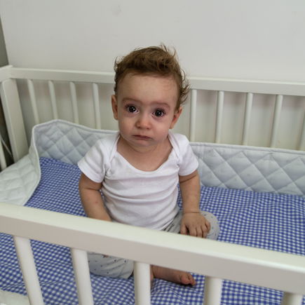 "Mama, ich will doch nur in deiner Nähe sein!" Wie sehr Babys unter Schlaf-Training leiden