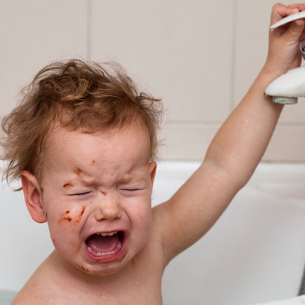 "Hilfe, mein Baby schreit immer beim Baden": Diese 11 Tipps können helfen