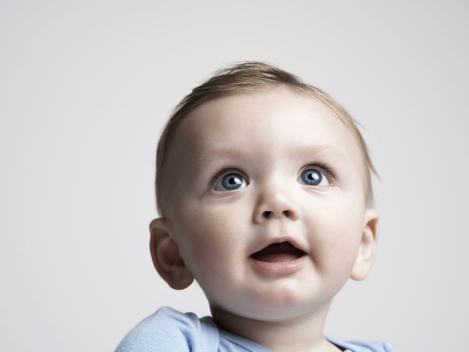 Babyjunge guckt nach oben.
