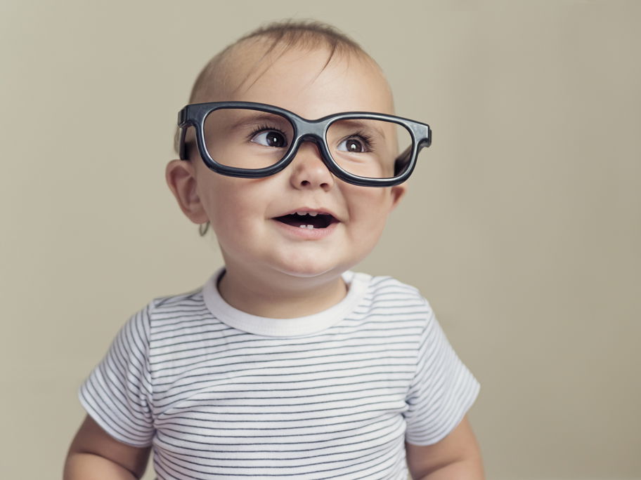 Ein kleines Kind, das Brille trägt.