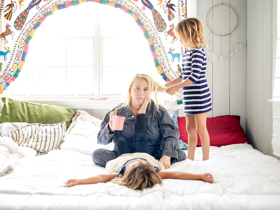 Mutter mit ihren zwei Kindern im Bett