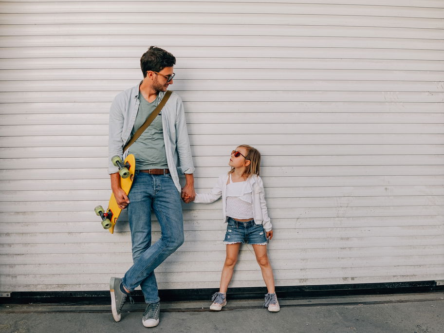 Cooler Papa mit Kind.