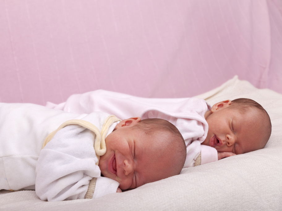 Baby-Zwillinge schlafen gemeinsam