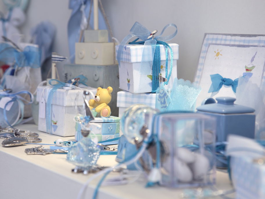 Personalisierte Geschenke für ein Baby auf Tisch