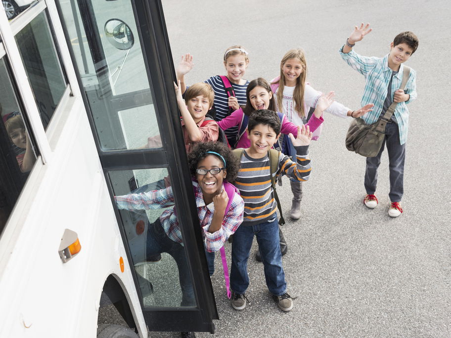 Kids verabschieden sich auf Klassenfahrt