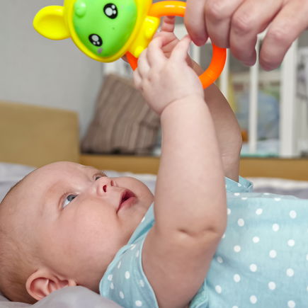 Motorisch fördern: Das beste Spielzeug für Babys mit sechs Monaten