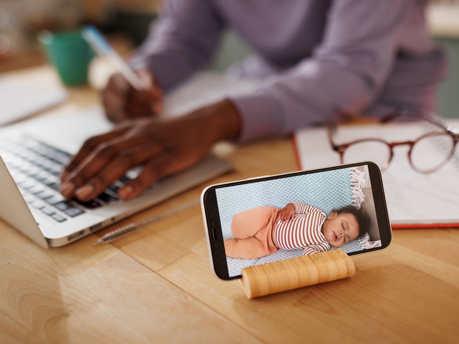 Mutter arbeitet, während Baby nebenan schläft