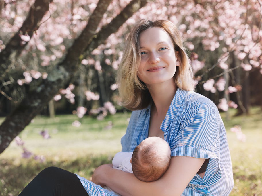 Glückliche Mama stillt ihr Baby
