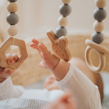 Greifen, knistern, lernen: Das beste Spielzeug für drei Monate alte Babys