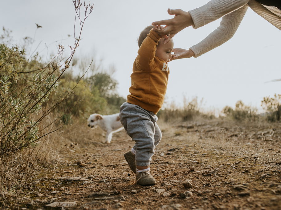 Baby lernt laufen mit Lauflernschuhen