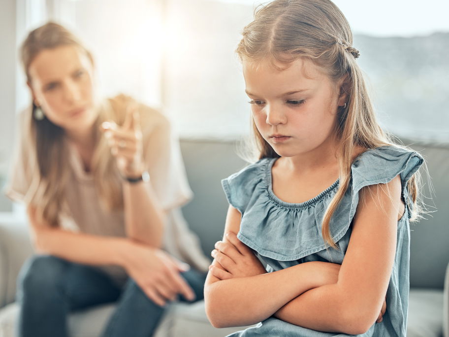 Mutter schimpft mit Tochter