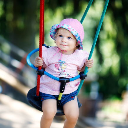 Babyschaukeln machen Spaß und fördern! Doch, ab wann darf man sie eigentlich nutzen?
