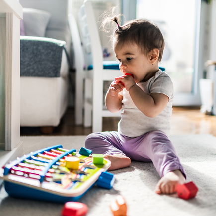 Greifen und erforschen: Das beste Spielzeug für Babys mit neun Monaten