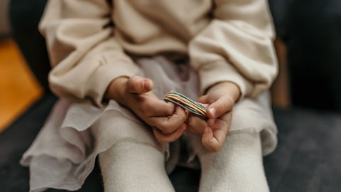 Kinderärztin rät: "Probiert bei Nasenbluten doch mal den Haargummitrick!"