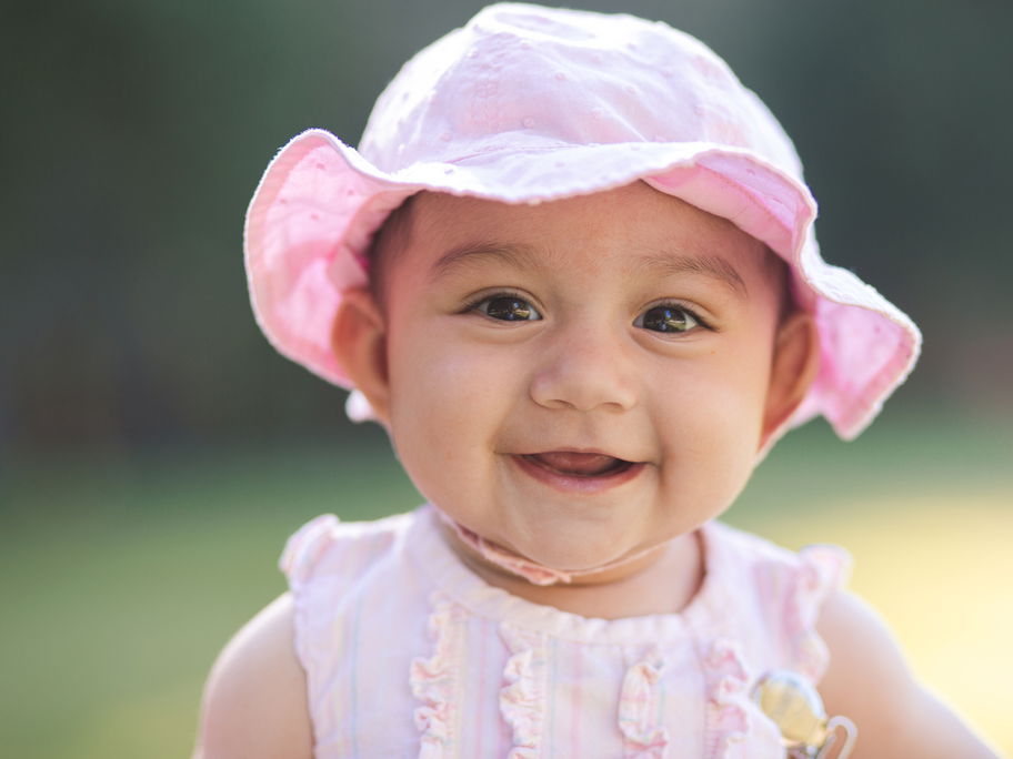 Babymädchen mit rosa Mütze