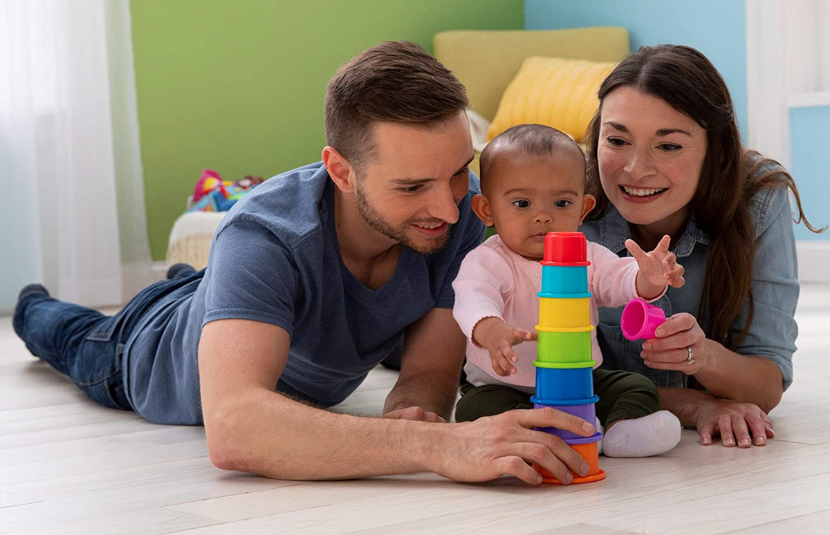 Junge Eltern spielen mit Baby