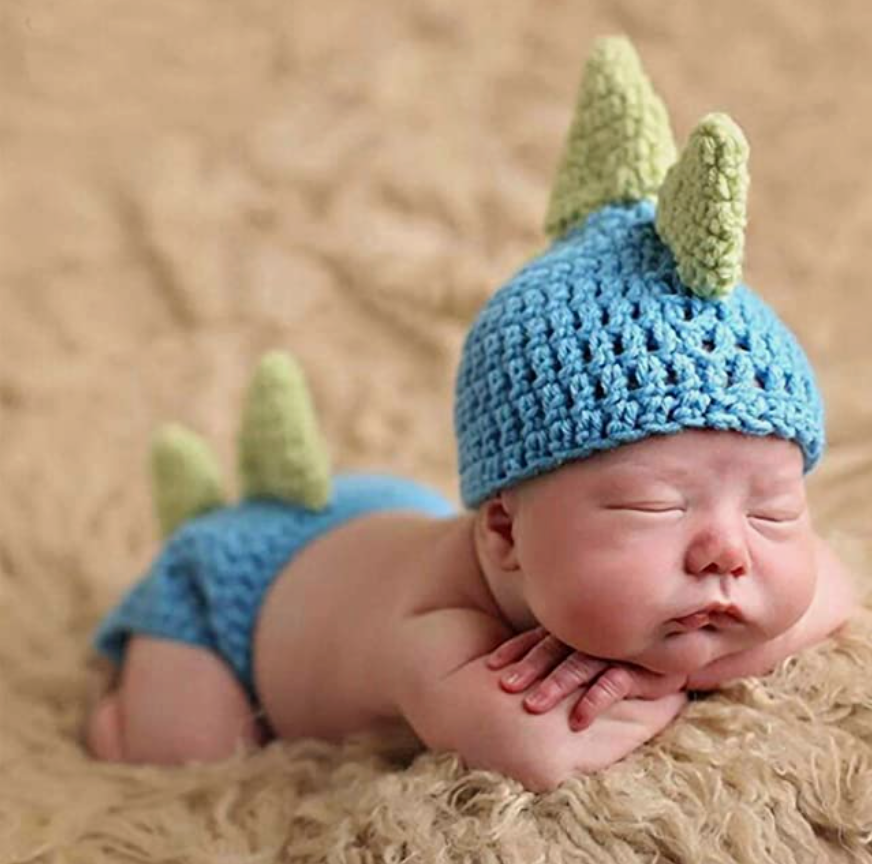 Baby in Dino-Kostüm