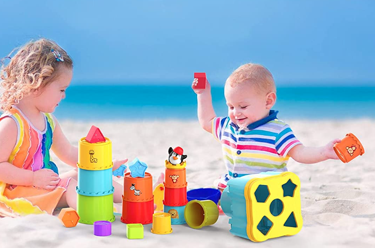Für Kinder ab einem Jahr geeignet: Stapelbecher von Moontoy.