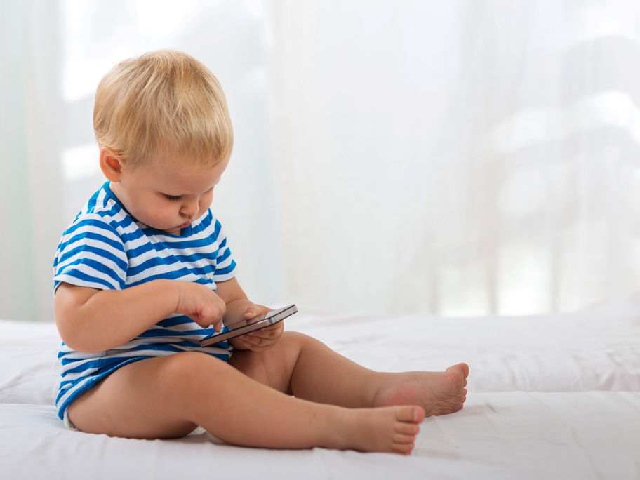 Baby tippt auf Handy rum