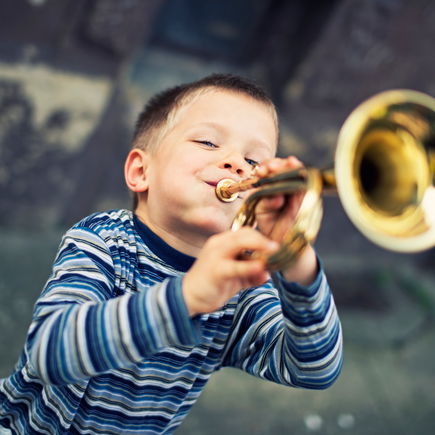 Ein Instrument zu lernen hat viele Vorteile. So klappt es für Kinder