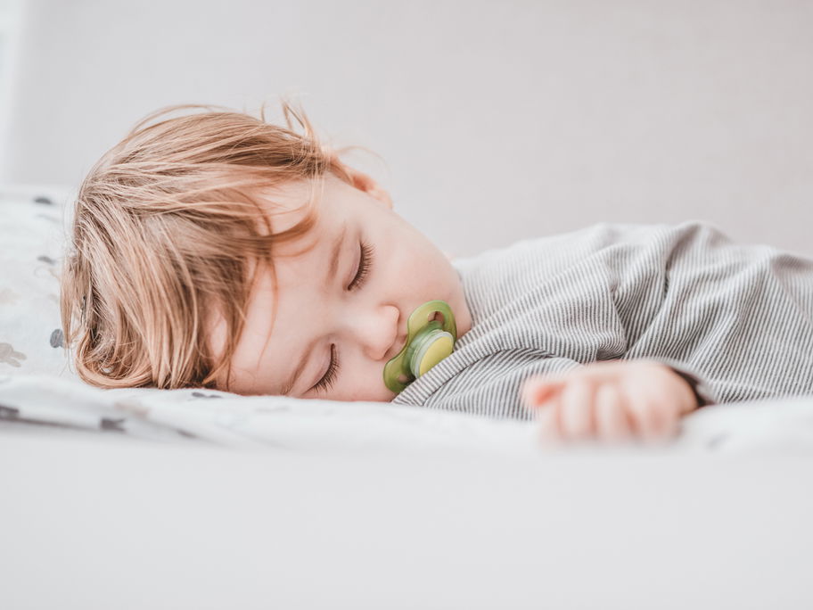 Kleiner Baby-Junge ist endlich mit Einschlafhilfe eingeschlafen